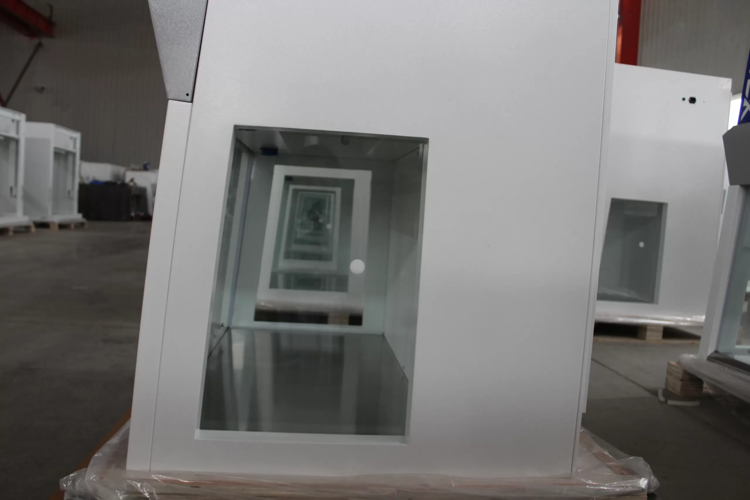 Vertical laminar flow cabinet
